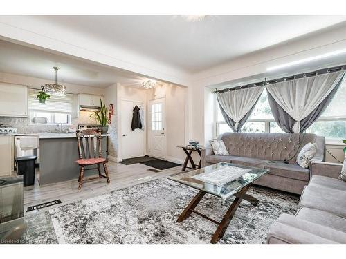 397 East 28Th Street, Hamilton, ON - Indoor Photo Showing Living Room