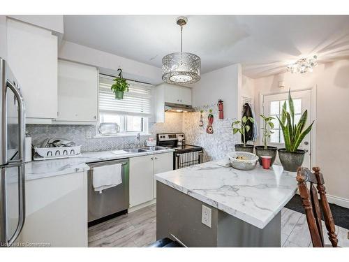 397 East 28Th Street, Hamilton, ON - Indoor Photo Showing Kitchen With Upgraded Kitchen