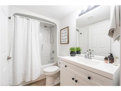 109-2010 Cleaver Avenue, Burlington, ON - Indoor Photo Showing Bathroom