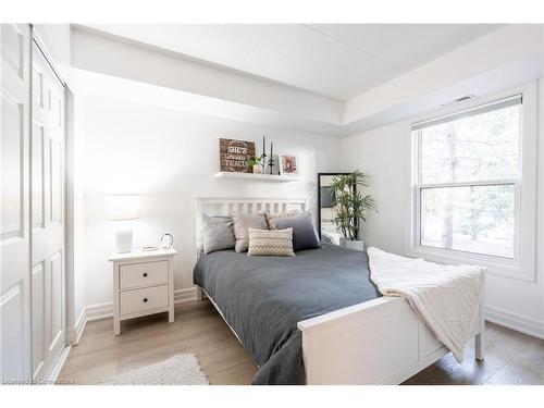 109-2010 Cleaver Avenue, Burlington, ON - Indoor Photo Showing Bedroom