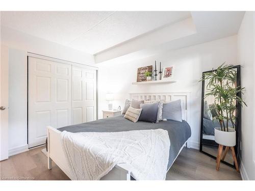 109-2010 Cleaver Avenue, Burlington, ON - Indoor Photo Showing Bedroom