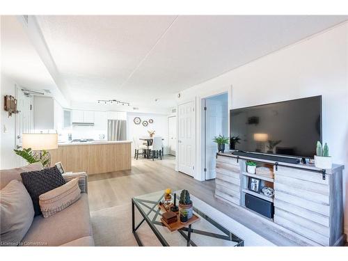 109-2010 Cleaver Avenue, Burlington, ON - Indoor Photo Showing Living Room