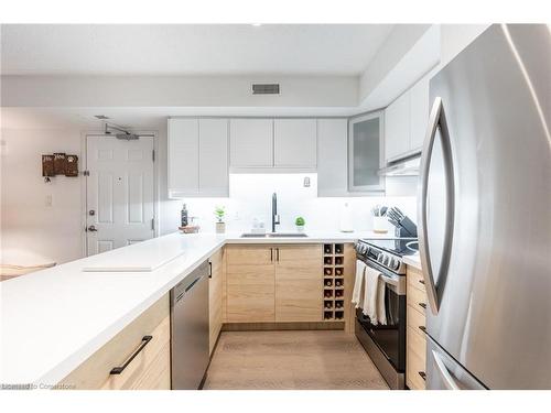 109-2010 Cleaver Avenue, Burlington, ON - Indoor Photo Showing Kitchen With Upgraded Kitchen