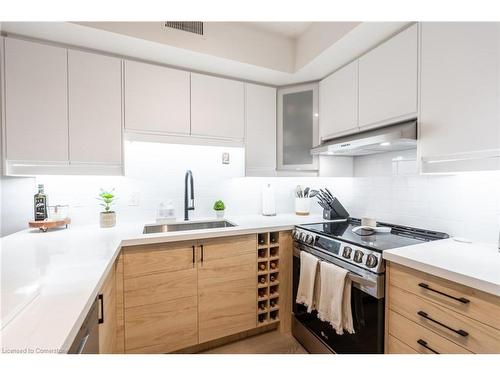 109-2010 Cleaver Avenue, Burlington, ON - Indoor Photo Showing Kitchen With Upgraded Kitchen