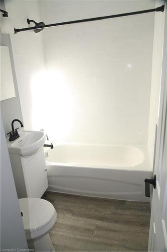 142 Elizabeth Crescent, Dunnville, ON - Indoor Photo Showing Bathroom