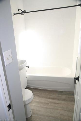 142 Elizabeth Crescent, Dunnville, ON - Indoor Photo Showing Bathroom