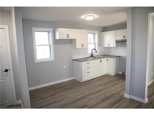 142 Elizabeth Crescent, Dunnville, ON - Indoor Photo Showing Kitchen