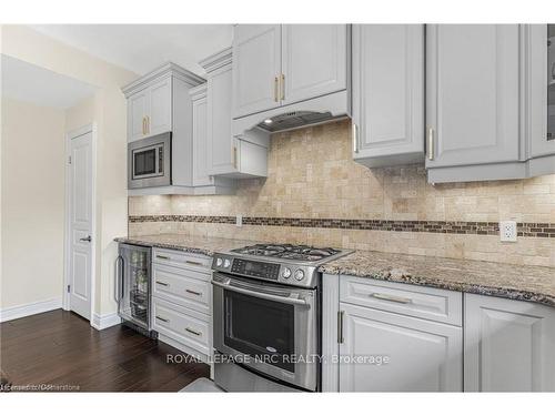 14 Tuscany Court, St. Catharines, ON - Indoor Photo Showing Kitchen With Upgraded Kitchen