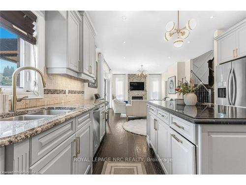 14 Tuscany Court, St. Catharines, ON - Indoor Photo Showing Kitchen With Double Sink With Upgraded Kitchen