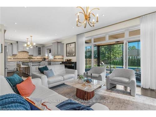 14 Tuscany Court, St. Catharines, ON - Indoor Photo Showing Living Room