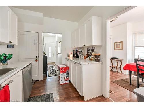 17 Albemarle Street, Hamilton, ON - Indoor Photo Showing Kitchen