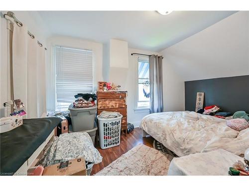 17 Albemarle Street, Hamilton, ON - Indoor Photo Showing Bedroom