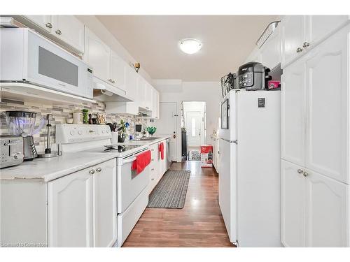 17 Albemarle Street, Hamilton, ON - Indoor Photo Showing Kitchen