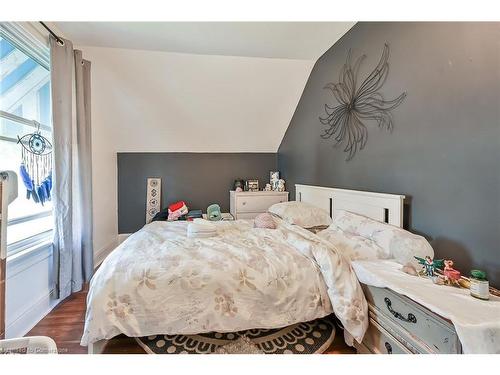 17 Albemarle Street, Hamilton, ON - Indoor Photo Showing Bedroom