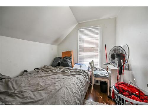 17 Albemarle Street, Hamilton, ON - Indoor Photo Showing Bedroom