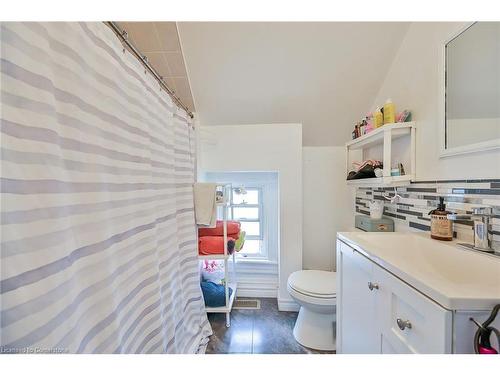 17 Albemarle Street, Hamilton, ON - Indoor Photo Showing Bathroom