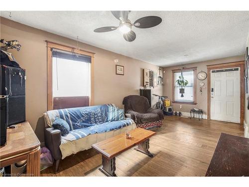 528 Catharine Street N, Hamilton, ON - Indoor Photo Showing Living Room