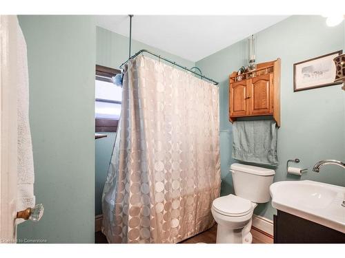 528 Catharine Street N, Hamilton, ON - Indoor Photo Showing Bathroom