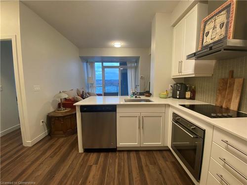 1608-2087 Fairview Street, Burlington, ON - Indoor Photo Showing Kitchen