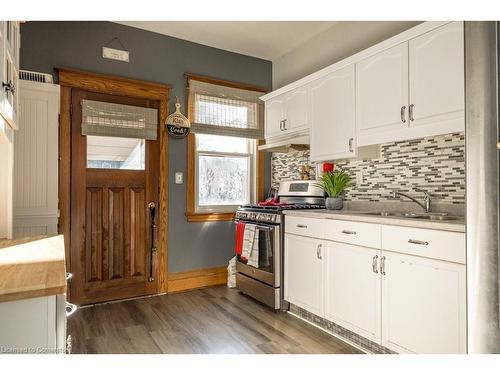 15 Connaught Avenue S, Hamilton, ON - Indoor Photo Showing Kitchen