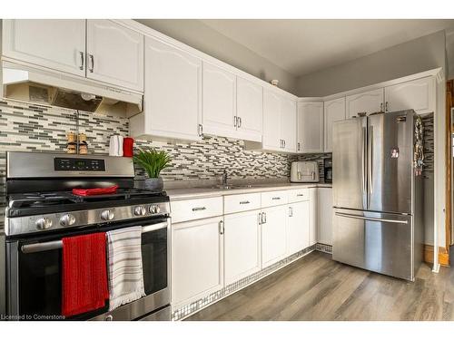 15 Connaught Avenue S, Hamilton, ON - Indoor Photo Showing Kitchen