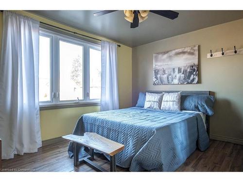 15 Connaught Avenue S, Hamilton, ON - Indoor Photo Showing Bedroom