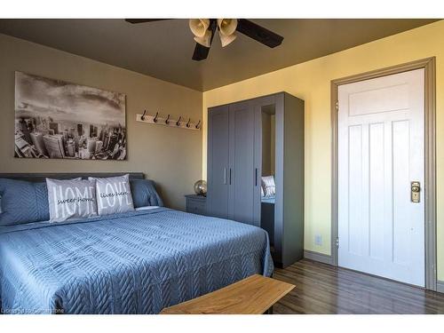 15 Connaught Avenue S, Hamilton, ON - Indoor Photo Showing Bedroom