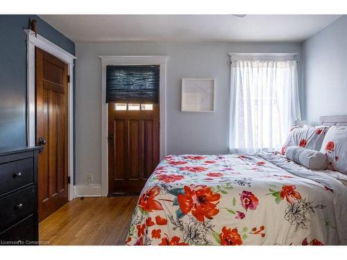 15 Connaught Avenue S, Hamilton, ON - Indoor Photo Showing Bedroom