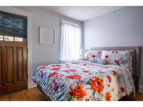 15 Connaught Avenue S, Hamilton, ON - Indoor Photo Showing Bedroom