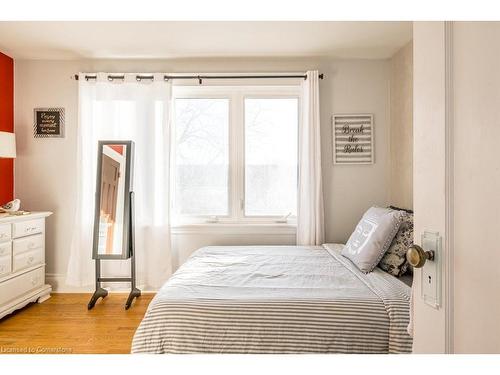 15 Connaught Avenue S, Hamilton, ON - Indoor Photo Showing Bedroom