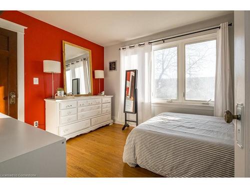 15 Connaught Avenue S, Hamilton, ON - Indoor Photo Showing Bedroom