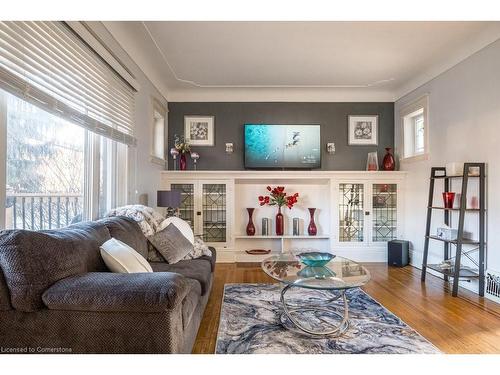 15 Connaught Avenue S, Hamilton, ON - Indoor Photo Showing Living Room