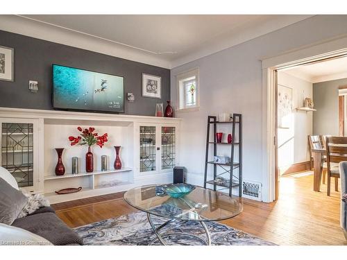 15 Connaught Avenue S, Hamilton, ON - Indoor Photo Showing Living Room