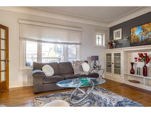 15 Connaught Avenue S, Hamilton, ON - Indoor Photo Showing Living Room