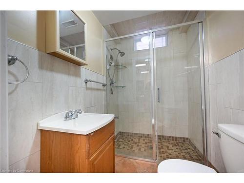 204 Picton Street E, Hamilton, ON - Indoor Photo Showing Bathroom