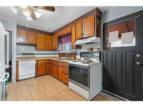 8279 Stanley Avenue, Niagara Falls, ON - Indoor Photo Showing Kitchen With Double Sink