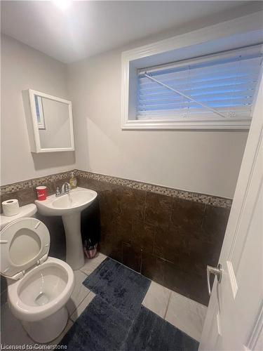 208 Picton Street E, Hamilton, ON - Indoor Photo Showing Bathroom