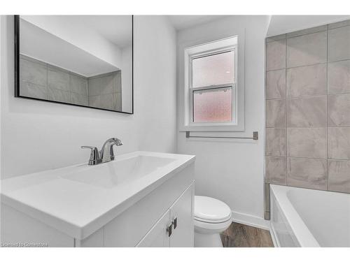 21 Weir Street S, Hamilton, ON - Indoor Photo Showing Bathroom