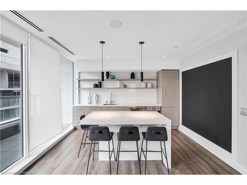 807-212 King William Street, Hamilton, ON - Indoor Photo Showing Kitchen