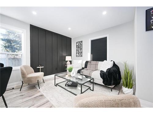 582 Roxborough Avenue, Hamilton, ON - Indoor Photo Showing Living Room