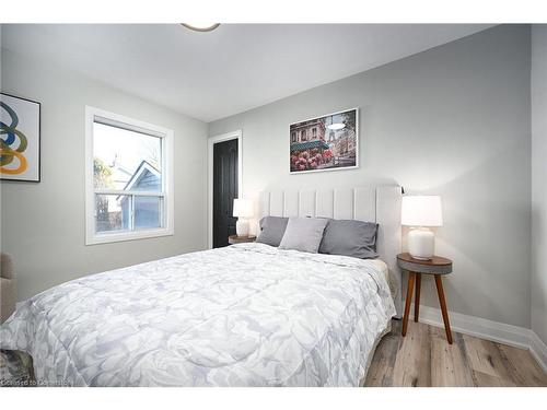 582 Roxborough Avenue, Hamilton, ON - Indoor Photo Showing Bedroom