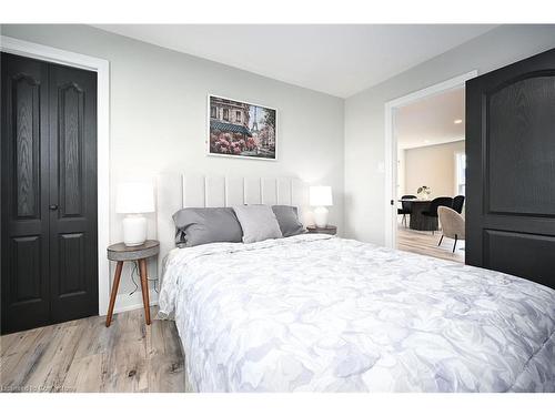 582 Roxborough Avenue, Hamilton, ON - Indoor Photo Showing Bedroom