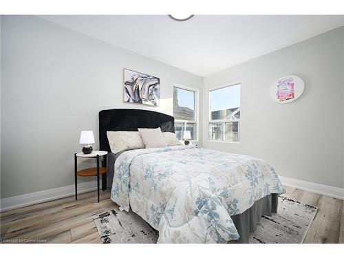 582 Roxborough Avenue, Hamilton, ON - Indoor Photo Showing Bedroom