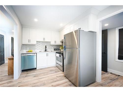 582 Roxborough Avenue, Hamilton, ON - Indoor Photo Showing Kitchen