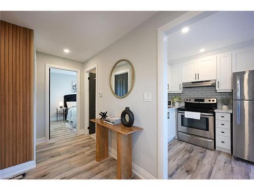 582 Roxborough Avenue, Hamilton, ON - Indoor Photo Showing Kitchen