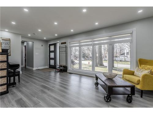 1291 Princeton Crescent, Burlington, ON - Indoor Photo Showing Living Room