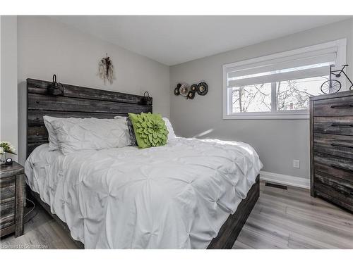 1291 Princeton Crescent, Burlington, ON - Indoor Photo Showing Bedroom