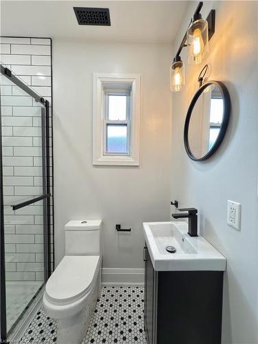 170 Ray Street N, Hamilton, ON - Indoor Photo Showing Bathroom