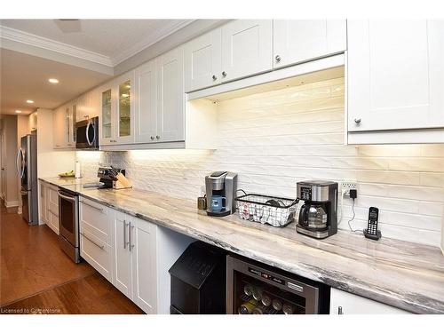 1502-2055 Upper Middle Road, Burlington, ON - Indoor Photo Showing Kitchen With Upgraded Kitchen