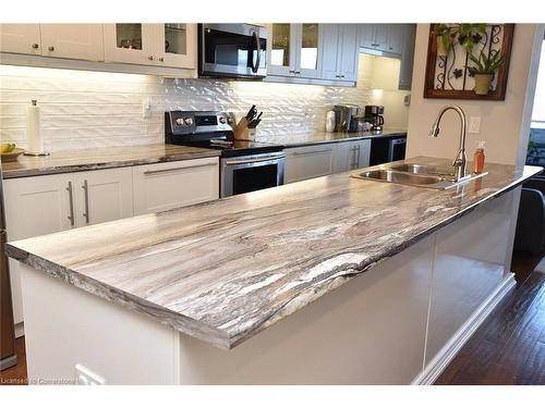 1502-2055 Upper Middle Road, Burlington, ON - Indoor Photo Showing Kitchen With Double Sink With Upgraded Kitchen